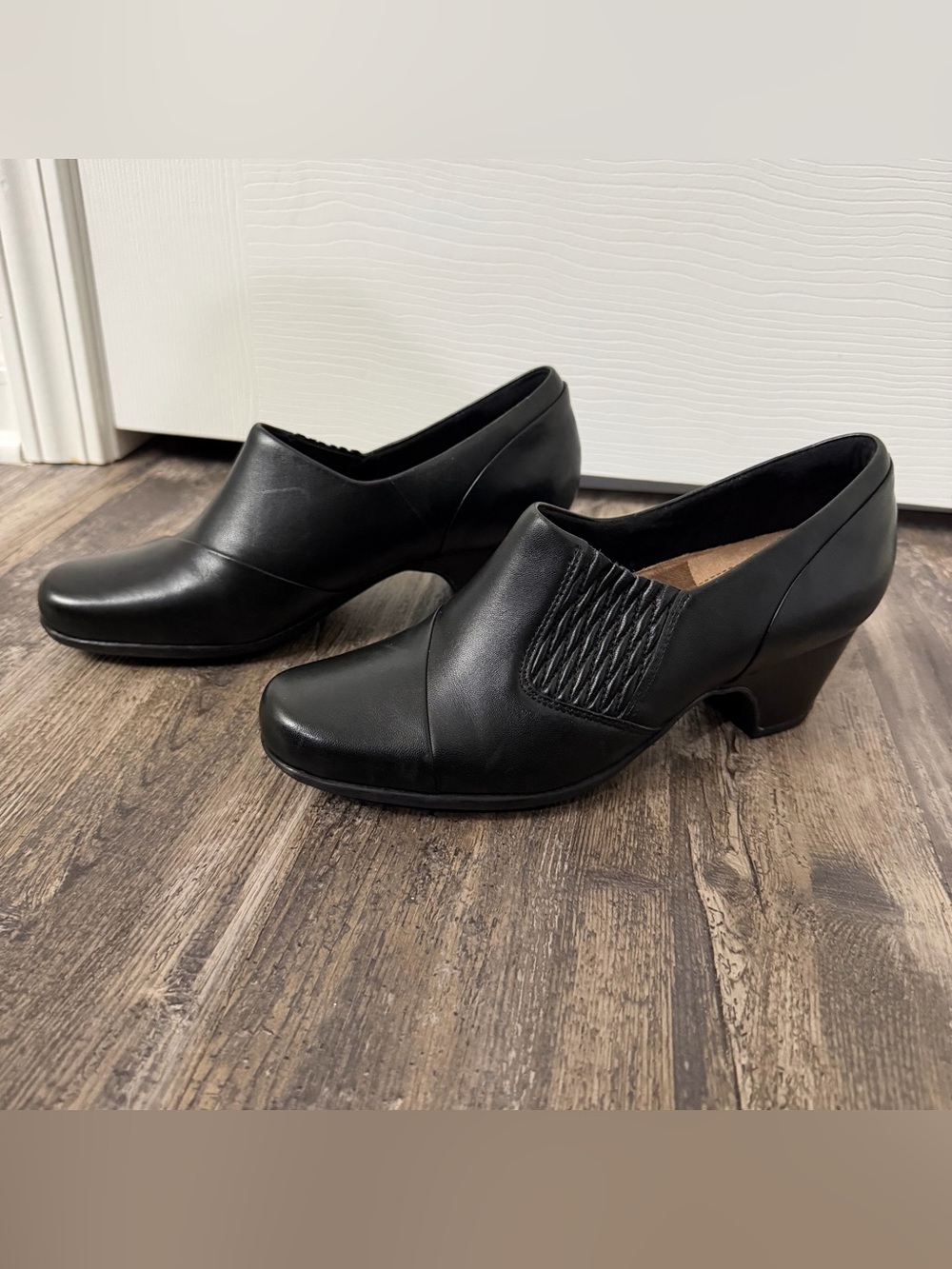 Clarks Women's Black Round Toe Slip-On Pumps Elastic Block Heel Size 8M